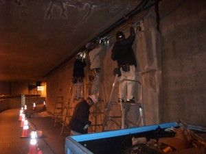 地下トンネル－幹線配管施工中